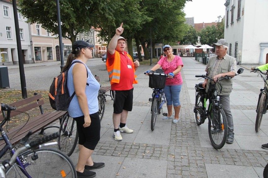 Uczestnicy rowerowego spaceru z przewodnikiem z Chełmna na...