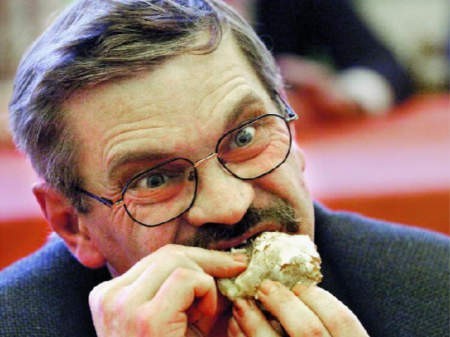 Sławomir Kolasiński wziął udział w konkursie po raz pierwszy i zjadł dziesięć pączków w najkrótszym czasie - fot. Romuald Królak