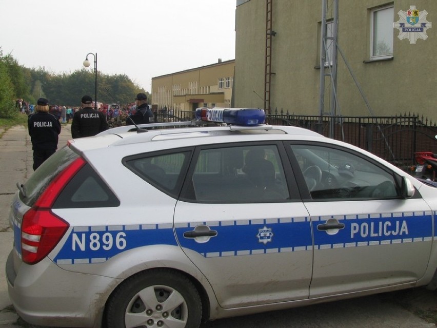 Ranni uczniowie z Cewic po eksplozji w szkole