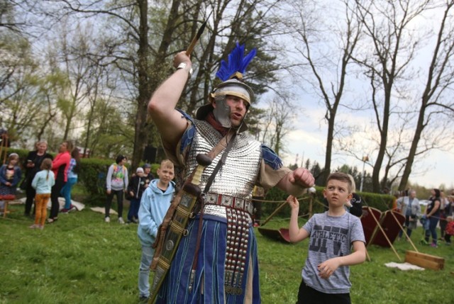 Legioniści rzymscy pojawią się 1 maja w Parku Jordana

Zobacz kolejne zdjęcia/plansze. Przesuwaj zdjęcia w prawo naciśnij strzałkę lub przycisk NASTĘPNE