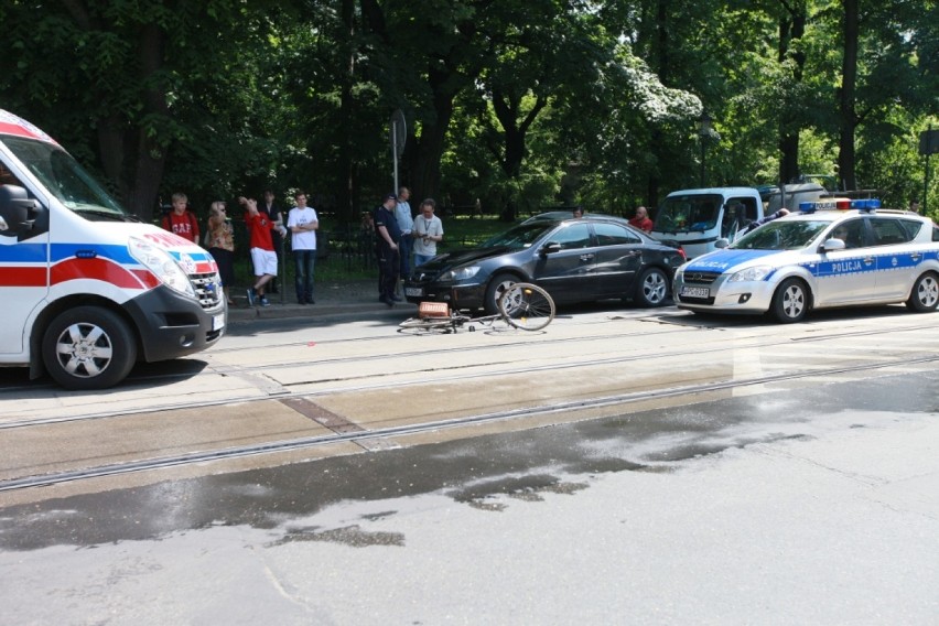 Kraków: wypadek na ul. Dunajewskiego. Rowerzystka wpadła pod samochód [ZDJĘCIA]