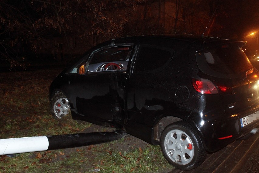 Wypadek na al.Włókniarzy w Łodzi. Samochód uderzył w latarnię [ZDJĘCIA]