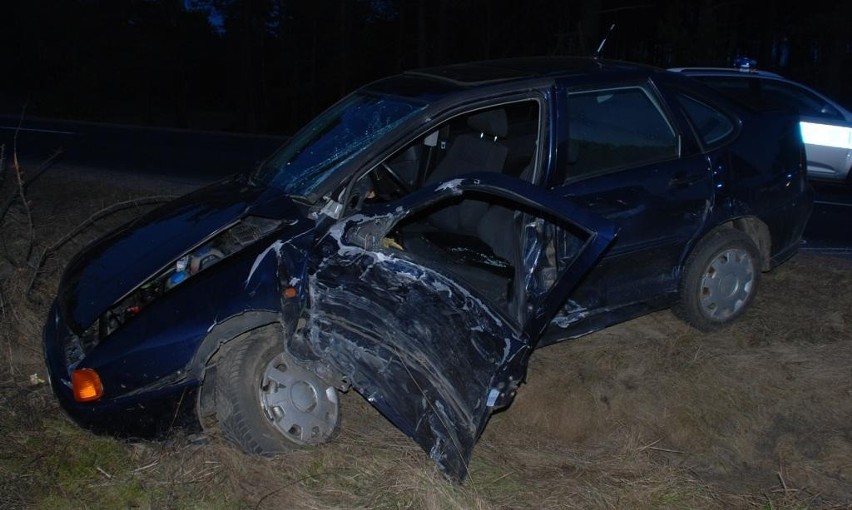 To prawdopodobnie kierowca Nissana spowodował wypadek. Wraz z kierującą VW Polo trafił do szpitala