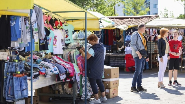 Na największym targowisku miejskim w Toruniu, przy Szosie Chełmińskiej, skarbówka wzięła się ostro za kontrole. Urzędnicy ruszyli na "zakupy kontrolowane" i sprawdzają, czy kupcy nabijają transakcje na kasy fiskalne oraz czy wydają paragony.