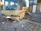 Gniezno. Autobus uderzył w budynek. Kierowca trafił do szpitala