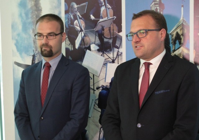 O organizacji Air Show mówili prezydent Radosław Witkowski (z prawej) i Mateusz Tyczyński, dyrektor kancelarii prezydenta miasta.