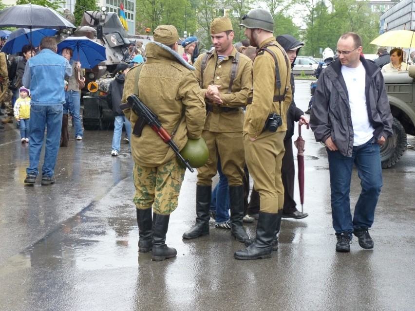 Zlot Pojazdów Militarnych Wapienniki 2012: Parada i pokaz w Radomsku [ZDJĘCIA+FILM]