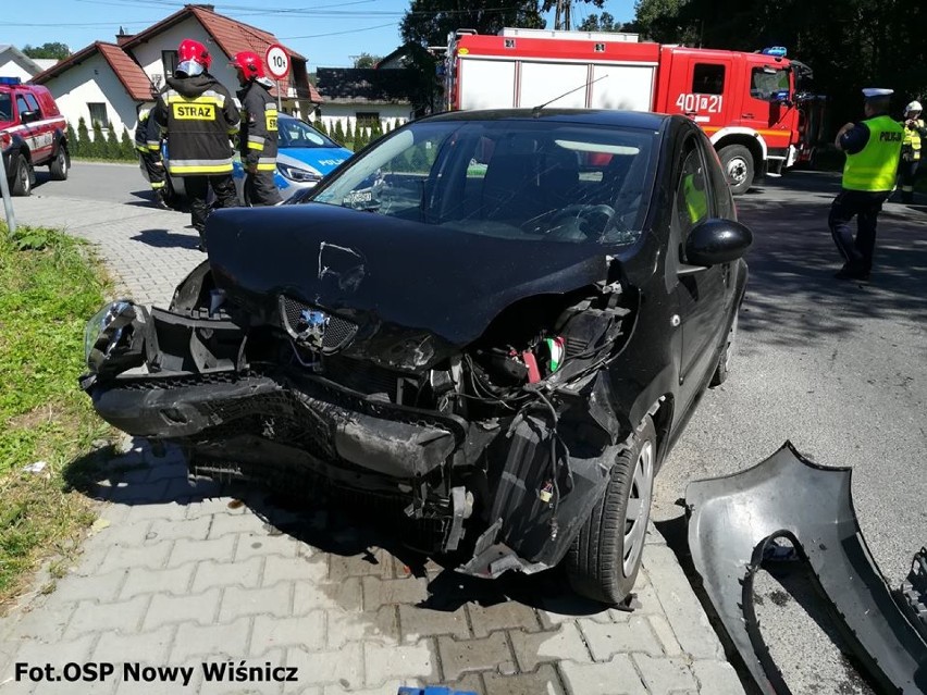 Znów wypadek w Starym Wiśniczu: jedna osoba ranna. Samochodami podróżowało 6 osób, w tym dzieci [ZDJĘCIA]