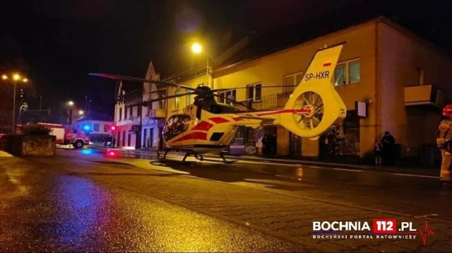 Śmigłowiec LPR przybyły po poszkodowaną w Bochni na ulicy Regis, 22.11.2021
