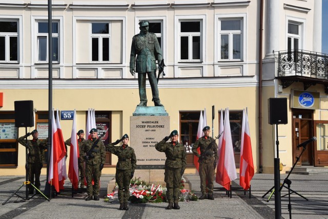 104 rocznicę wyzwolenia Suwałk uczczono w czwartek pod pomnikiem Marszałka Józefa Piłsudskiego w centrum miasta