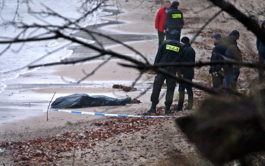 W piątek, 20.11.2015 r. na plaży w Gdyni znaleziono zwłoki...