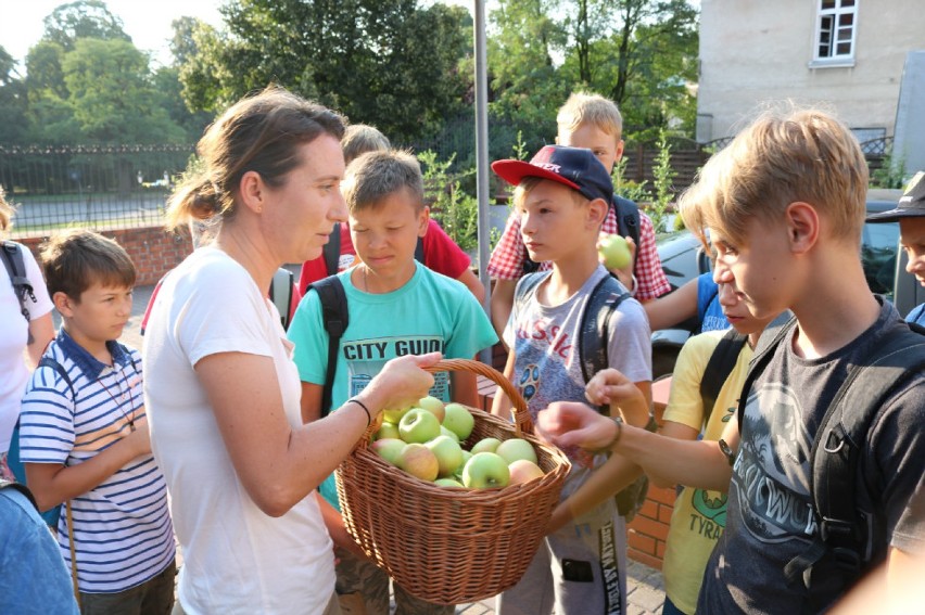 Akcja "Zdrowy owoc dla dzieci z powiatu". Jabłka trafiły do 40 nastolatków