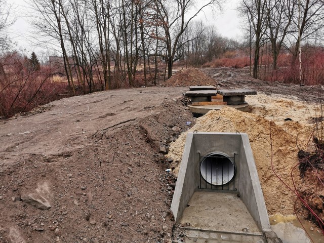 Trwa budowa kanalizacji deszczowej odprowadzającej wodę do stawu Hutnik