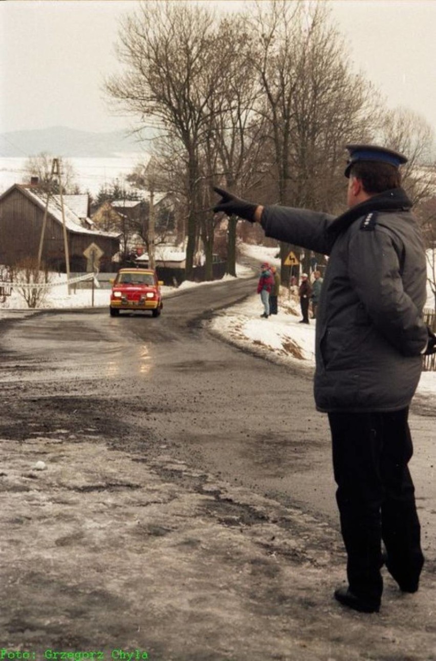 Tak 30 lat temu wyglądały rajdy samochodowe. Poznajesz te odcinki? [ZDJĘCIA]