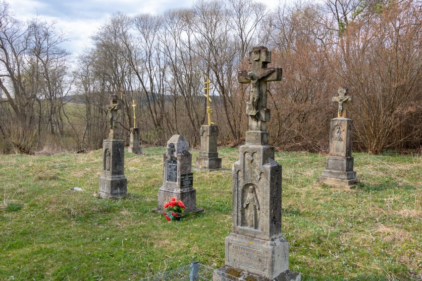 Kiedyś Długie było wsią szlachecką. Dzisiaj w tej opuszczonej miejscowości istnieją tylko dwa cmentarze i kilka zdewastowanych kapliczek