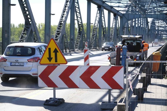 Jak poinformowała firma Intop, z uwagi na gwałtowne załamanie pogody (deszcz i przymrozek) wdrożenie nowej organizacji ruchu, które jak informowaliśmy, było zaplanowane na 13 maja, zostało przesunięte na piątek 15 maja na godz. 9:00. Tego dnia rozpoczął się II etap rozbudowy i prace przeniosły się na przeciwny, skrajny pas ruchu (od strony zachodniej). Kierowcy, tak jak do tej pory, będą mieli do dyspozycji dwa pasy ruchu! Piesi zaś będą mogli poruszać się jednym chodnikiem.

Zobacz także: Ogródki na starówce za złotówkę od metra! "Cieszymy się! To ulga" - nie kryją restauratorzy

Prace na moście drogowym im. J. Piłsudskiego przebiegają zgodnie z planem. Zaledwie dwa tygodnie temu został zamknięty jeden pas ruchu (wschodni, czyli ten w kierunku starówki). – Wykonawca zdemontował bariery energochłonne ze słupkami - około 900 metrów i krawężnik granitowy. Część krawężnika była w dobrym stanie, dlatego wykonawca składował go na paletach, abyśmy mogli go użyć przy innych, bieżących pracach, które realizujemy w rejonie starówki - mówi Rafał Wiewiórski, dyrektor MZD.

Zobacz także: Toruń będzie miał nowego wiceprezydenta? Na stanowisku szykuje się zmiana

Na budowie pracuje obecnie około 20 osób. Wprowadzane od 15 maja 2020 r. zmiany w organizacji będą obowiązywały kilka miesięcy.

źródło: UM Torunia

