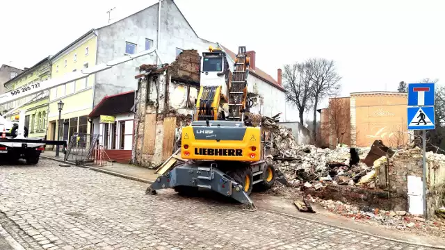Rozbiórka resztek kamienicy w Połczynie, gdzie mieściła się restauracja Bogdana Trojanka