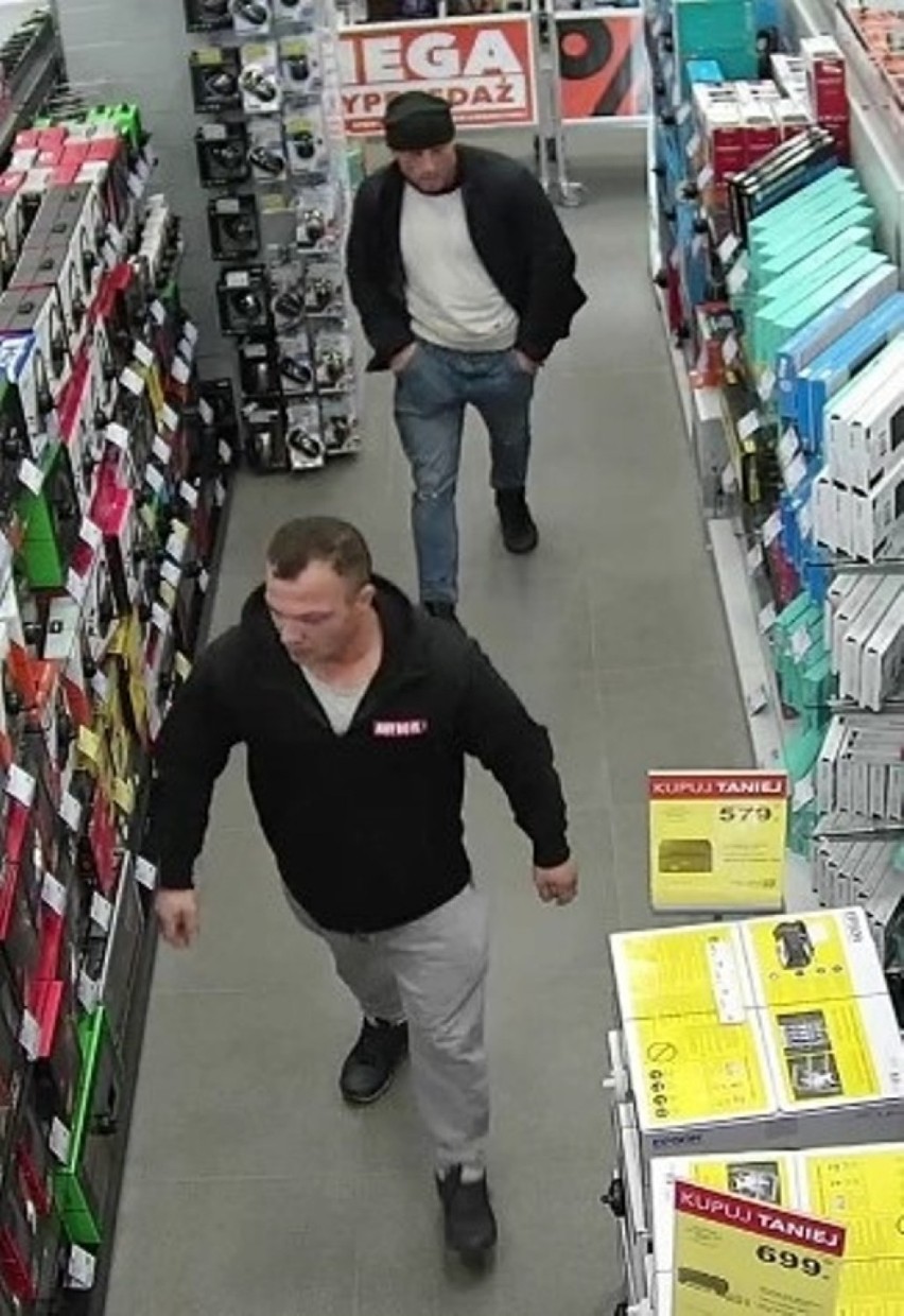 Policja szuka dwóch mężczyzn, którzy ukradli telefony komórkowe. Są ich zdjęcia z kamer