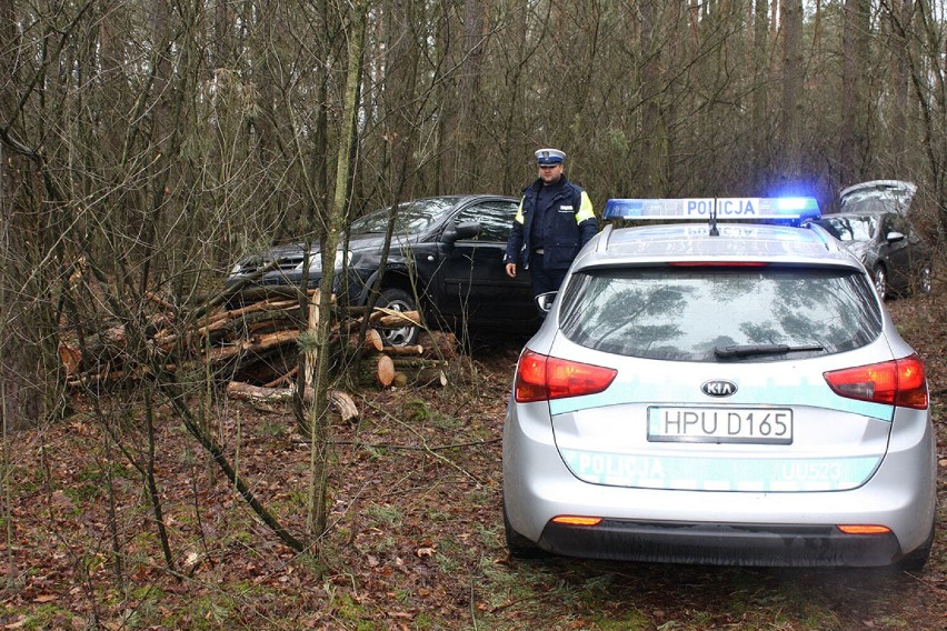 Pijany Sulmierzyczanin samochodem uciekał przed policją. Uderzył w lesie w pocięte drzewo [ZDJĘCIA]