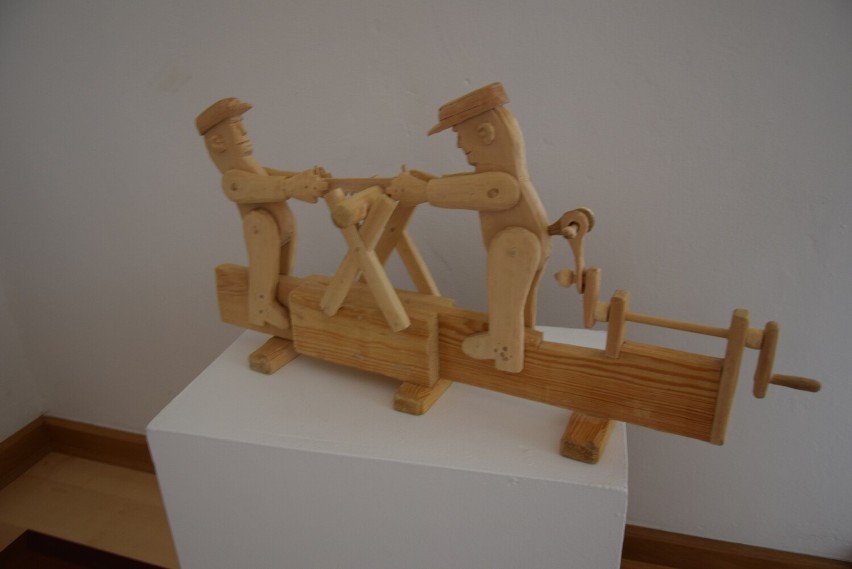 Drewniane cudeńka Jana Puka na wystawie w sandomierskim Ratuszu. Ruchome drewniane zabawki i kapliczki. Zobaczcie zdjęcia   