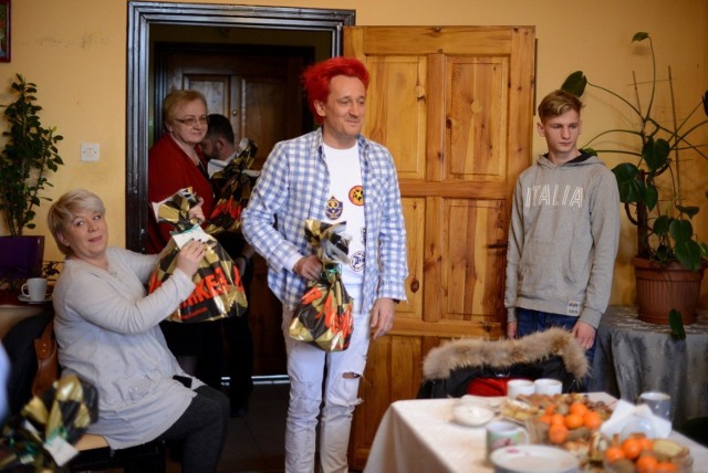 Michał Wiśniewski od lat odwiedza domy dziecka przed Świętami Bożego Narodzenia i wręcza prezenty podopiecznym.