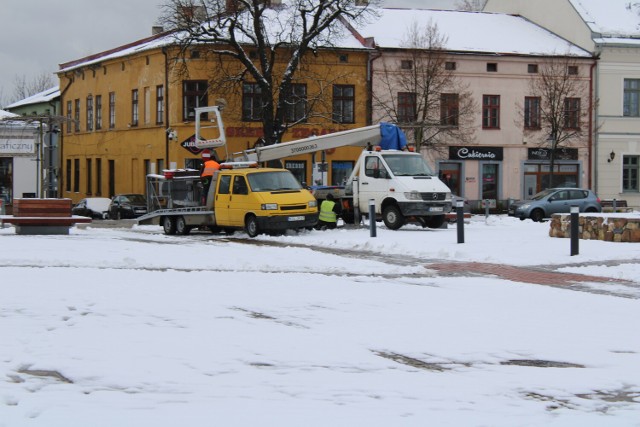 Demontaż choinki na rynku w Olkuszu