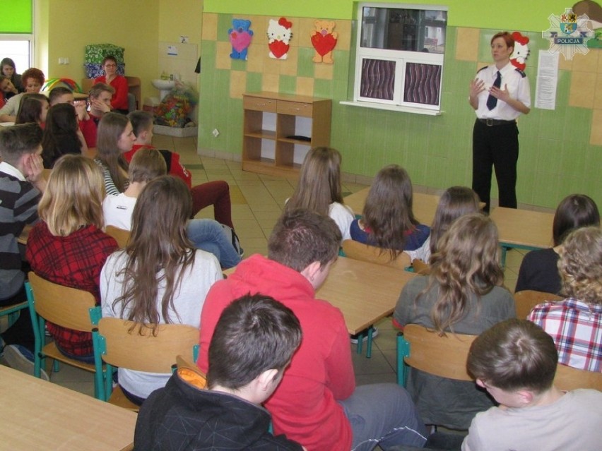 Policjanci z Lęborka spotkali się z młodzieżą gimnazjum w...