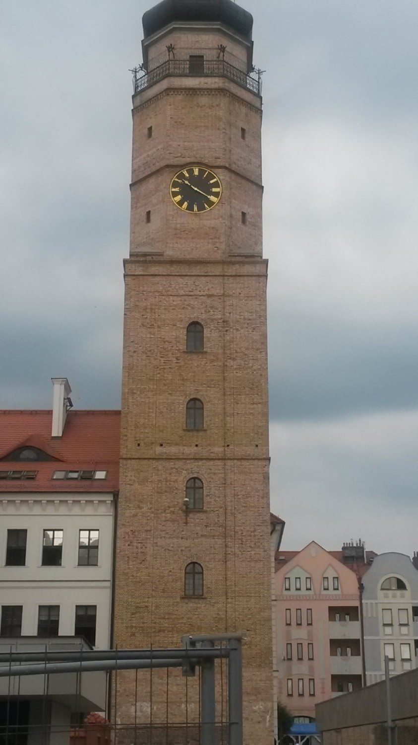 Ratuszowa wieża w blasku nowych lamp