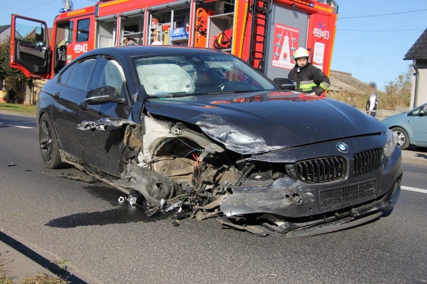 AKTUALIZACJA: Wypadek dwóch aut w Sulmierzycach. Jedna osoba trafiła do szpitala [ZDJĘCIA]