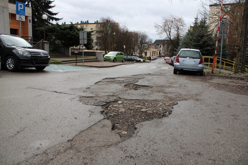 Po zimie drogi w Olkuszu są jeszcze bardziej dziurawe