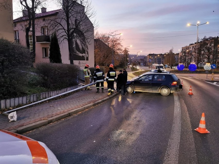 Wypadek w Tarnowie. Kierowca volkswagena uderzył w latarnię przy ulicy Starodąbrowskiej. Policjanci ukarali go mandatem