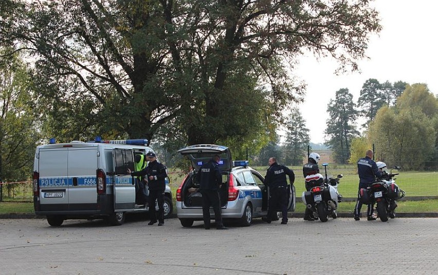 Napad z bronią na nauczyciela i ewakuacja w Ostrówku. Ćwiczenia policji [ZDJĘCIA]