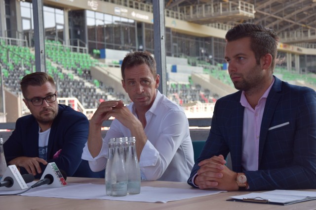 Konferencja prasowa. Od lewej: Grzegorz Bednarski, prezes Tyskiego Sportu; Jacek Bazan, właściciel restauracji Stadionowej; Krzysztof Trzosek, rzecznik Tyskiego Sportu.