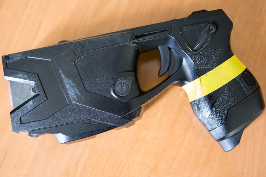 Prezentacja paralizatorów TASER dla strażników miejskich w Tarnowie [ZDJĘCIA]