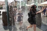Uczniowie przeszli przez fontannę na Rynku w Inowrocławiu. Wakacje 2019 rozpoczęte