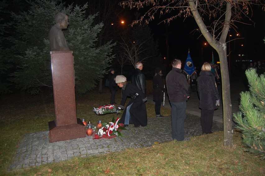 Pod popiersiem ks. Ormińskiego zostały złożone kwiaty.