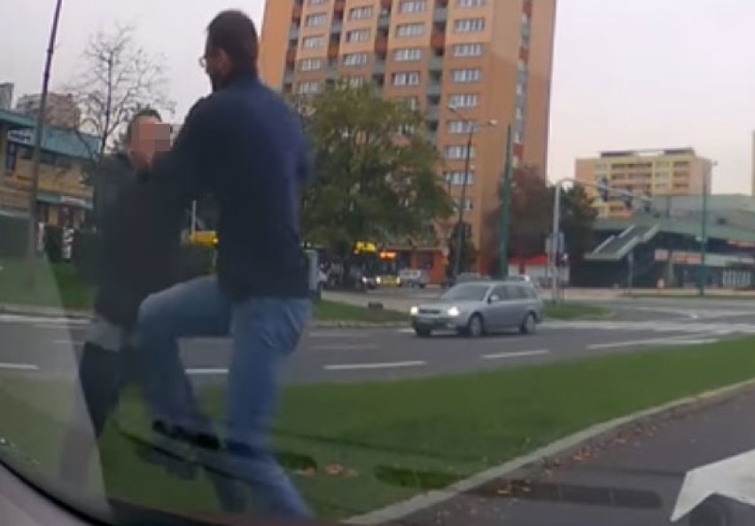 Tychy: Kierowcy pobili się na środku drogi. O co poszło? WIDEO