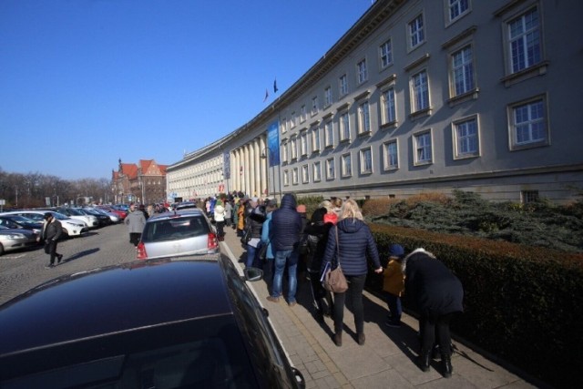 Kolejki we Wrocławiu po paszport ustawiają się już od wczesnych godzin porannych.