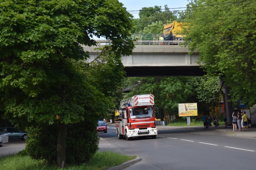 Odłamek betonu spadł na samochód [FOTO]