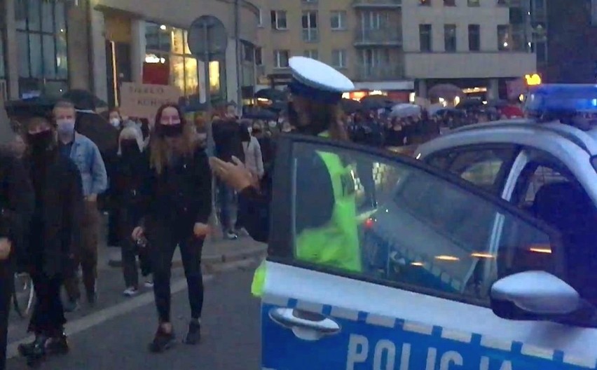 Protest maszeruje przez miasto. Policjantka z Dolnego Śląska staje i bije brawo [FILM]