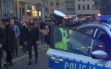 Protest maszeruje przez miasto. Policjantka z Dolnego Śląska staje i bije brawo [FILM]