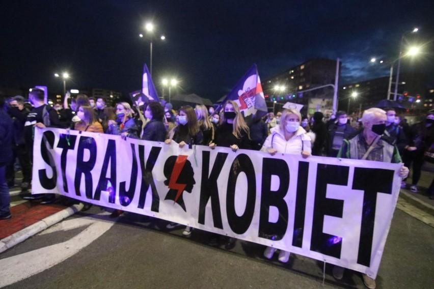 W piątek w centrum Wrocławia protestowało kilka tysięcy...