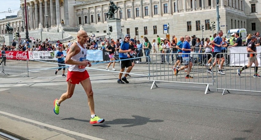 Paweł Dusza z Obrońcy Troszyn ze świetnym wynikiem w maratonie w Wiedniu