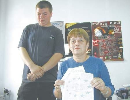 Lidia Płaszczyńska i jej syn Szymon w Raciborzu odnaleźli pracownika, który oszukał ich w Międzynarodowym  Funduszu Rozwoju Regionalnego w Rybniku. Fot: KARINA SIERADZKA