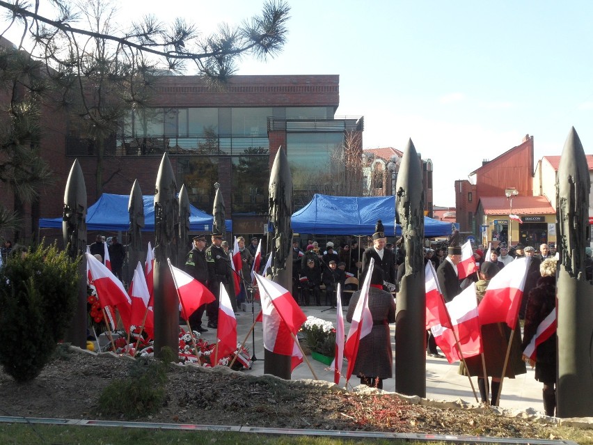11. listopada w Jaworznie: Jaworznianie przed Pomnikiem Niepodległości [ZDJĘCIA]