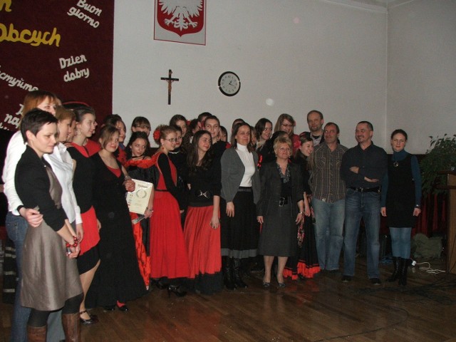 Klasa I e, zwycięzcy rywalizacji, wraz z organizatorami i przedstawicielami jury.