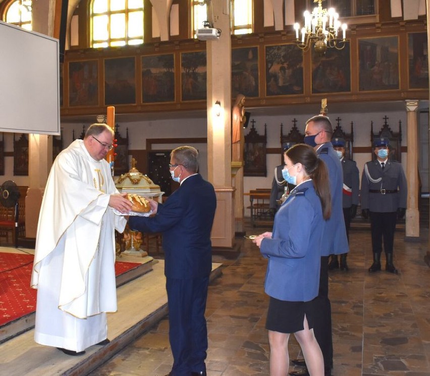 Malbork. Święto Policji 2021 w skromniejszej formie. Funkcjonariusze odebrali awanse, medale i wyróżnienia 