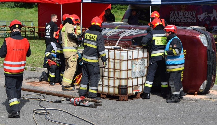 Strażacy w akcji. Rywalizują w ratownictwie drogowym