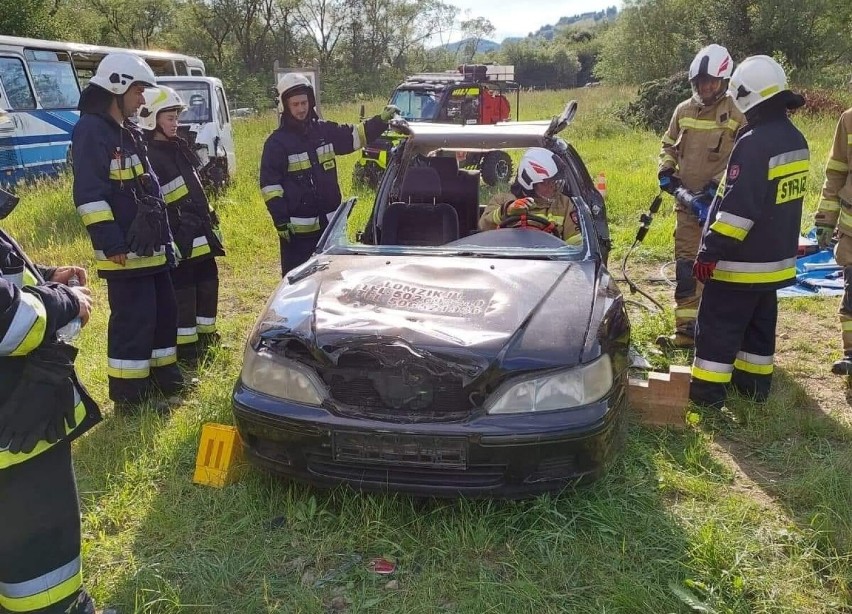 Łososina Górna. Strażacy ochotnicy ćwiczyli uwalnianie osób zakleszczony w pojazdach. ZDJĘCIA