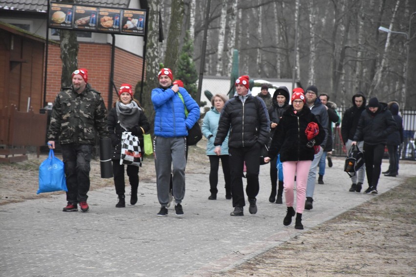 Morsowanie pod znakiem czerwonego serduszka. Gołuchowskie morsy wsparły WOŚP